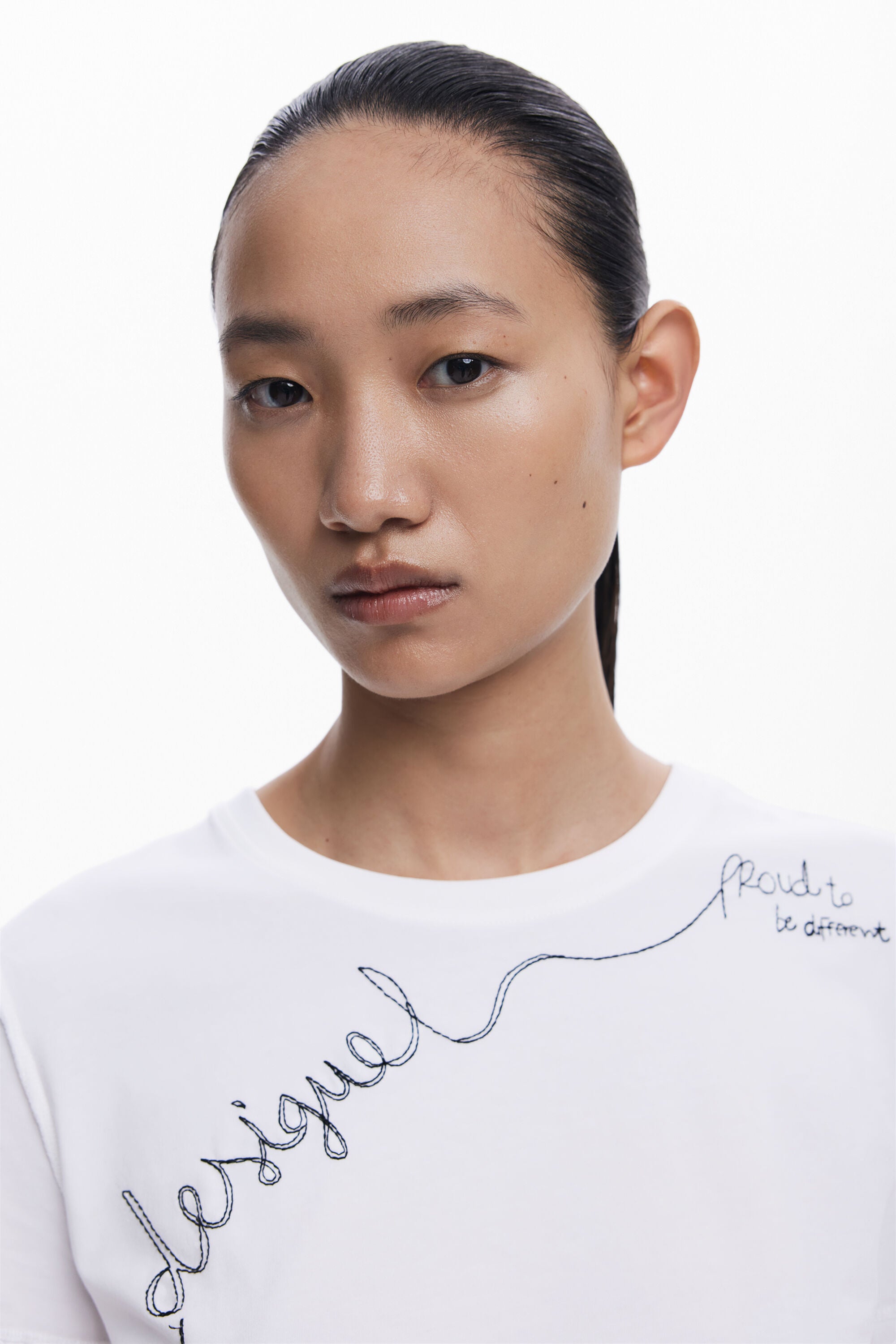 Desigual Tee Shirt Phrase Embroided  Contrasting Thread 081000 - White